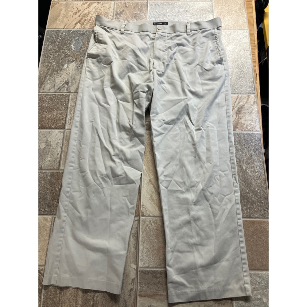 Dockers Classic Fit Mens Khaki Chino Pants Size 38x29‎